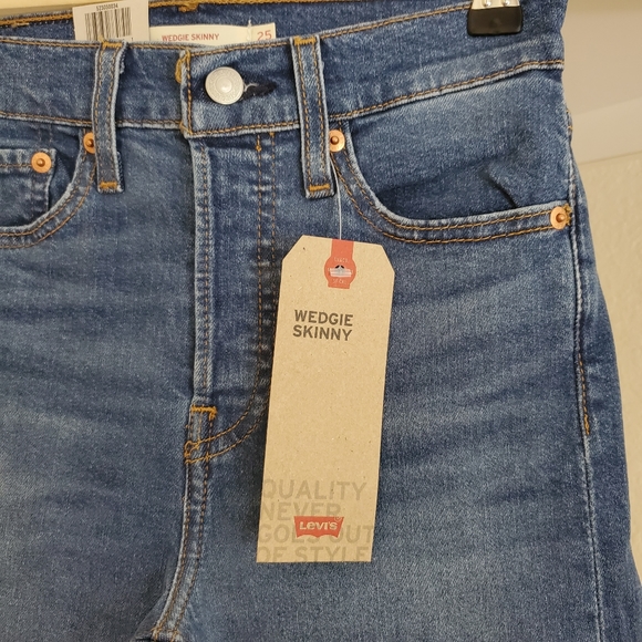 Levi's Wedgie Skinny High Rise Jeans - Picture 9 of 9